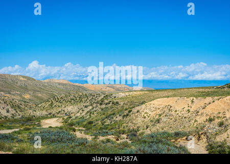 Paysages de montagnes avec le Kirghizistan dans l'horizon Banque D'Images