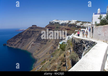 Vue depuis le bord du cratère au chemin d'Firofestani sur Caldera et le village d''Imerovigli, Santorini, Cyclades, Grèce, Mer Méditerranée, Europe Banque D'Images