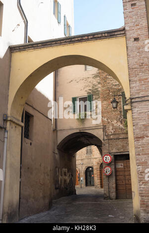 Jesi (Ancona, marche, Italie) : bâtiments de la ville historique. Une rue typique Banque D'Images