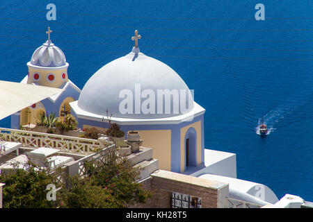 À l'église orthodoxe de bord de cratère de l'île de Thira, Santorin, Cyclades, Mer Égée, Grèce Banque D'Images