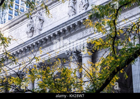 New York skyscrapes reflétée dans windows Banque D'Images