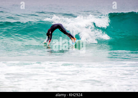 Un surfer efface à Bondi Beach, Sydney, NSW, Australie Banque D'Images