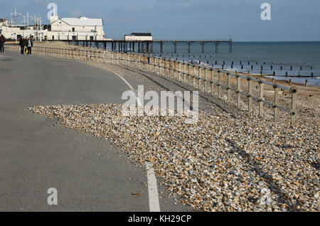 Des bardeaux se déversent sur la promenade du front de mer à Bognor Regis, Sussex, Royaume-Uni, après un temps hivernal orageux. Montre Bognor Pier en arrière-plan. Banque D'Images
