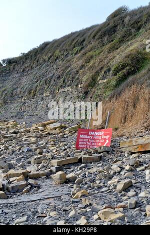 Le signe de danger d'avertissement de tir militaire sur la plage de la baie de Kimmeridge Dorset England UK Banque D'Images