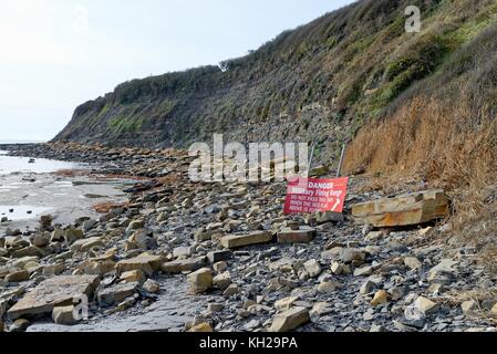 Le signe de danger d'avertissement de tir militaire sur la plage de la baie de Kimmeridge Dorset England UK Banque D'Images