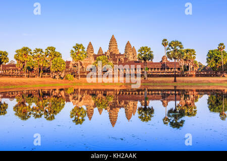 Angkor Wat, au Cambodge. vue de l'autre côté du lac. Banque D'Images