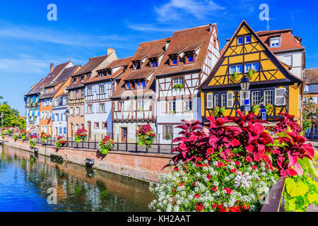 Colmar, Alsace, France. Petite Venise, canal de l'eau et maisons à colombages traditionnelle. Banque D'Images