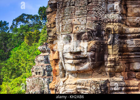 Angkor, Cambodge. face à la tour du temple Bayon. Banque D'Images