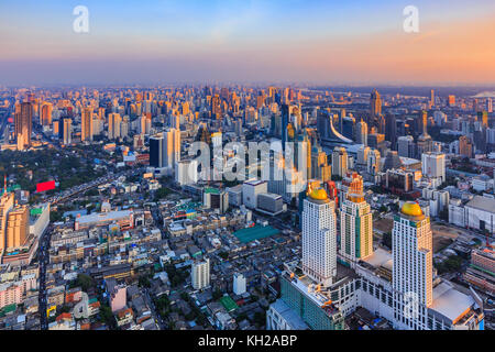 Bangkok, Thaïlande. Les toits de la ville au coucher du soleil.