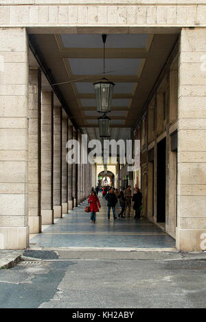 Shopping dans la rue principale de Livourne, Toscane - Italie Banque D'Images