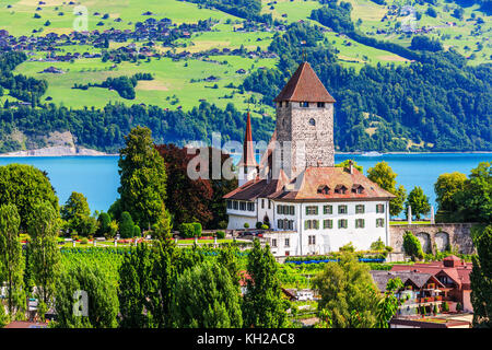 Spiez, suisse Château de Spiez. par le lac de Thoune dans l'Oberland bernois. Banque D'Images
