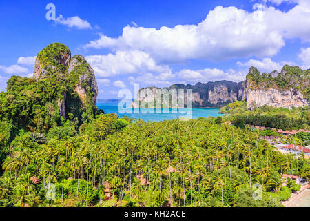 Ao nang Krabi, Thaïlande.. vue depuis la falaise. Banque D'Images