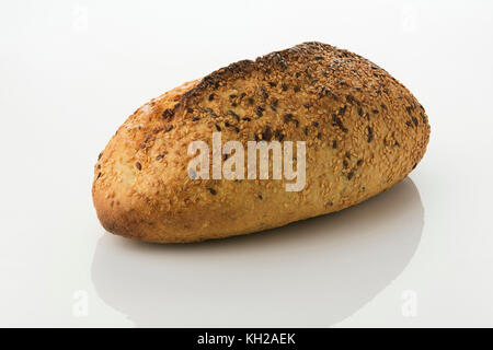 Golden brown pain au levain isolé sur fond blanc tourné en studio Banque D'Images