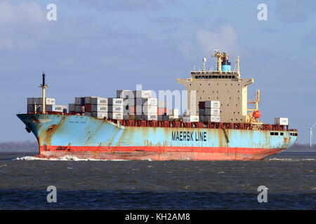 Le porte-conteneurs Terre Mer Eagle passe le 3 avril 2015 Cuxhaven sur l'Elbe et va à la mer du Nord. Banque D'Images