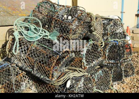 Les pots de homard des pêcheurs sont empilés sur la plage de galets à Bognor Regis, West Sussex, Royaume-Uni. Utilisé par les pêcheurs pour attraper des mollusques dans la Manche. Banque D'Images