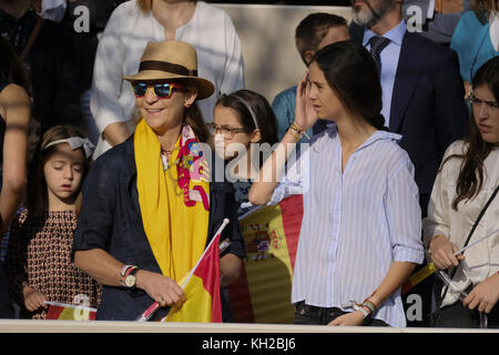 Le roi Felipe VI d'Espagne, la reine Letizia d'Espagne, la princesse Léonor d'Espagne et la princesse Sofia d'Espagne assistent au défilé militaire de la Fête nationale 2017 le 12 octobre 2017 à Madrid, Espagne avec : Princesse Elena d'Espagne, Victoria Federica Marichalar où : Madrid, Espagne quand : 12 Oct 2017 crédit : Oscar Gonzalez/WENN.com Banque D'Images