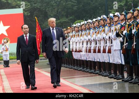 Le président américain Donald Trump, à droite, passe en revue la garde d’honneur escortée par le président vietnamien Tran Dai Quang, à gauche, lors de la cérémonie officielle d’arrivée pour la visite d’État à la suite du Sommet de l’APEC le 11 novembre 2017 à Hanoi, Vietnam. Banque D'Images