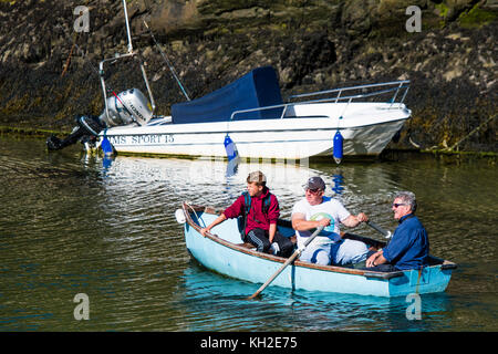 Les gens avançant et faisant du kayak dans le port de Porthclais , près de Ty Ddewi / St Davids ville, Pembrokeshire Coast National Park, pays de Galles UK Banque D'Images