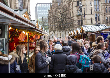 Marché de Noël à Manchester Square Albert Manchester UK. Des foules de gens dans les achats de Noël tighlty paniers couloirs des étals de marché. Banque D'Images
