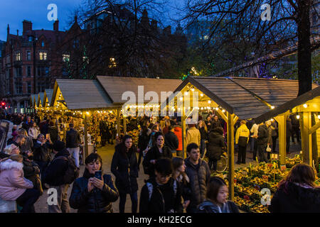 Marché de Noël à Manchester Square Albert Manchester UK le 11 Nov 2017 des foules de gens shopping de Noël le premier samedi après-midi. Banque D'Images