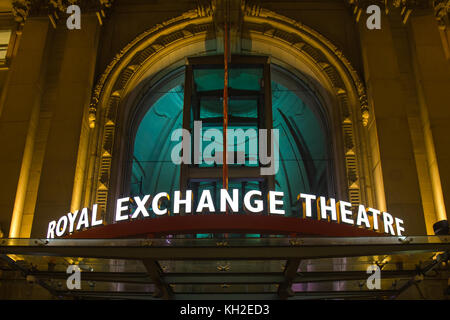 Manchester Royal Exchange Theatre entrée de l'édifice éclairé la nuit sur st annes square, Manchester, UK. Prendre le 11 nov 2017 Banque D'Images