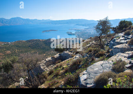 Vue panoramique sur le Golfe de Mirambello avec l'île de Spinalonga. vue depuis la montagne de l'oxa avec ruines des anciens réservoirs d'eau, Crète, Grèce. Banque D'Images