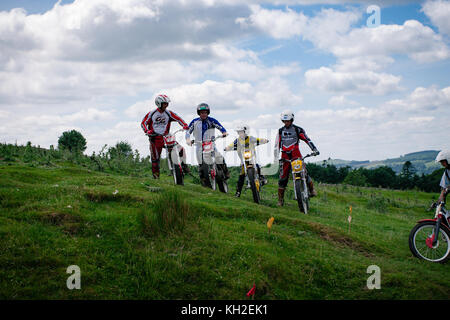 Groupe de cyclistes moto cross attendant leur tour pour commencer un cross trail dans les montagnes de Dublin, en Irlande Banque D'Images