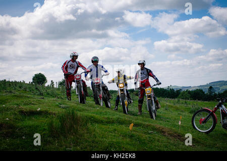 Groupe de cyclistes moto cross attendant leur tour pour commencer un cross trail dans les montagnes de Dublin, en Irlande Banque D'Images