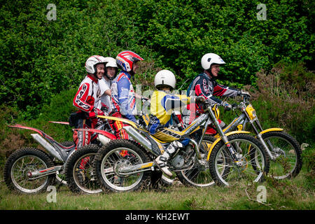 Groupe de cyclistes moto cross attendant leur tour pour commencer un cross trail dans les montagnes de Dublin, en Irlande Banque D'Images