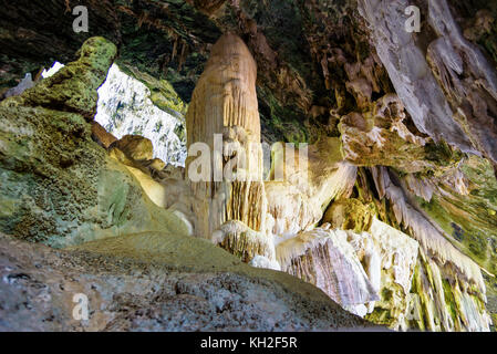 Belle nature de stalactites et stalagmites à Bua Boke sentier naturel grottes sur ko Wua Ta Lap dans l'île de Mu Ko ang thong marine national park dans le gu Banque D'Images