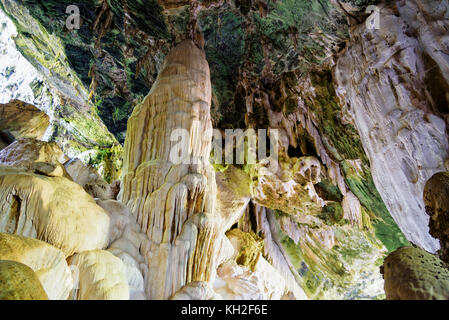 Belle nature de stalactites et stalagmites à Bua Boke sentier naturel grottes sur ko Wua Ta Lap dans l'île de Mu Ko ang thong marine national park dans le gu Banque D'Images