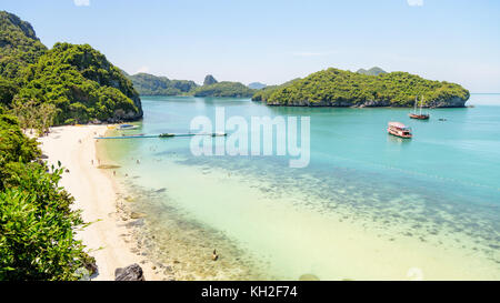 Portrait paysage magnifique de la plage, de la jetée flottante, et la mer en été de ko Wua Ta Lap vue îles à mu ko ang thong national ma Banque D'Images