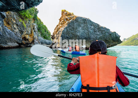 Groupe de touristes sur un kayak.voyage en bateau autour de Ko Phi vous pourrez profiter de la magnifique nature de la mer et les îles à l'été à mu ko ang thong national Banque D'Images
