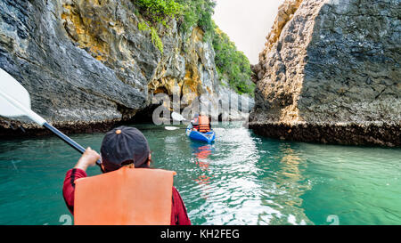 Groupe de touristes sur un kayak.voyage en bateau autour de Ko Phi vous pourrez profiter de la magnifique nature de la mer et les îles à l'été à mu ko ang thong national Banque D'Images