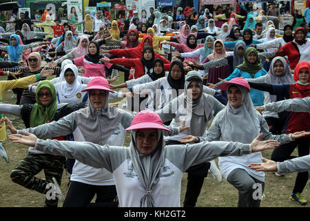 Lhokseumawe, Aceh, Indonésie. 12 nov, 2017. Les participants ont vu danser pendant l'événement.des milliers d'agents de santé et le public en général effectuer la gymnastique en bonne santé dans la ville de Lhokseumawe. l'événement est à l'occasion de la 53e journée nationale de la santé (HKN) l'Indonésie, qui vise à faire campagne pour vivre en santé et de prévenir les menaces de maladies diverses et favoriser un comportement de la vie propre à la communauté, en particulier dans le milieu familial. crédit : maskur a/sopa/zuma/Alamy fil live news Banque D'Images
