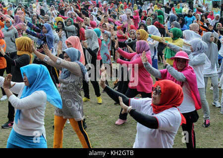 Lhokseumawe, Aceh, Indonésie. 12 nov, 2017. Les participants ont vu danser pendant l'événement.des milliers d'agents de santé et le public en général effectuer la gymnastique en bonne santé dans la ville de Lhokseumawe. l'événement est à l'occasion de la 53e journée nationale de la santé (HKN) l'Indonésie, qui vise à faire campagne pour vivre en santé et de prévenir les menaces de maladies diverses et favoriser un comportement de la vie propre à la communauté, en particulier dans le milieu familial. crédit : maskur a/sopa/zuma/Alamy fil live news Banque D'Images