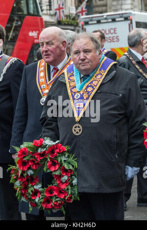 Londres, Royaume-Uni. 11 novembre 2017. Un homme avec un Grand Lodge of England sash attend avec une couronne sur le London City District No 63 et les chambres du Parlement Lodge pade au cénotaphe de Whitehall sur leur rapport annuel défilé du jour du Souvenir au centre de Londres. Crédit : Peter Marshall/Alamy Live News Banque D'Images