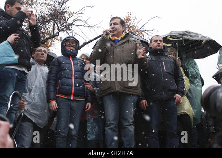 Kiev, Ukraine. 12 novembre 2017. Mikheil Saakachvili, le chef du mouvement des Forces nouvelles, ancien gouverneur de la région ukrainienne d'Odessa et ancien président de Géorgie, a proposé une marche dans le centre de Kiev le 12 novembre, en soutien aux lois sur la destitution présidentielle et un tribunal anti-corruption. Crédit : ZUMA Press, Inc/Alamy Live News Banque D'Images