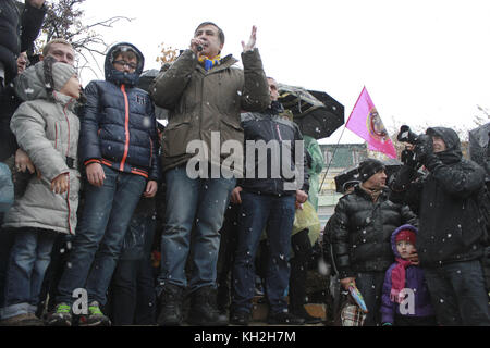 Kiev, Ukraine. 12 novembre 2017. Mikheil Saakachvili, le chef du mouvement des Forces nouvelles, ancien gouverneur de la région ukrainienne d'Odessa et ancien président de Géorgie, a proposé une marche dans le centre de Kiev le 12 novembre, en soutien aux lois sur la destitution présidentielle et un tribunal anti-corruption. Crédit : ZUMA Press, Inc/Alamy Live News Banque D'Images