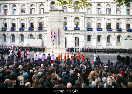 Le cénotaphe, Londres, Royaume-Uni - 12 novembre 2017 - les membres de la famille royale, les hauts responsables politiques, y compris le premier ministre britannique et les représentants des forces armées de participer à l'Assemblée Dimanche du souvenir service au cénotaphe sur Whitehall pour rendre hommage à ceux qui ont souffert ou sont morts à la guerre. Banque D'Images