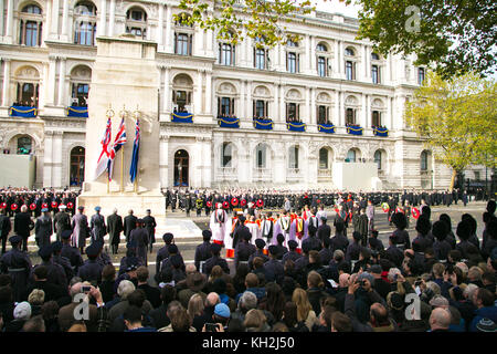 Le cénotaphe, Londres, Royaume-Uni - 12 novembre 2017 - les membres de la famille royale, les hauts responsables politiques, y compris le premier ministre britannique et les représentants des forces armées de participer à l'Assemblée Dimanche du souvenir service au cénotaphe sur Whitehall pour rendre hommage à ceux qui ont souffert ou sont morts à la guerre. Banque D'Images