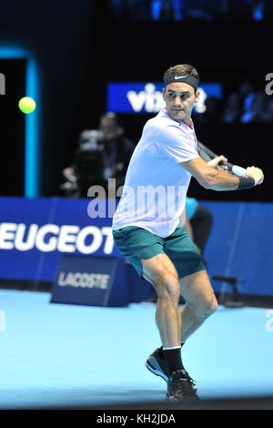 Londres, Royaume-Uni. 12 novembre, 2017. Roger Federer (SUI) qui se font concurrence sur les simples de la concurrence dans l'ATP Nitto finales à l'O2 Arena, London, UK. L'Association des professionnels de tennis (ATP) finales sont à l'arrêt et la fonctionnalité championnats top 16 joueurs ainsi que le double de la concurrence. L'événement est le deuxième plus haut niveau de tournoi de tennis pour hommes après les quatre tournois du Grand Chelem. Crédit : Michael Preston/Alamy Live News Banque D'Images