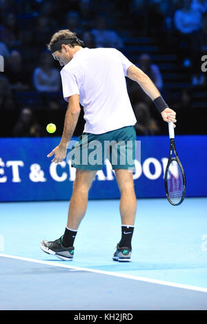 Londres, Royaume-Uni. 12 novembre, 2017. Roger Federer (SUI) qui se font concurrence sur les simples de la concurrence dans l'ATP Nitto finales à l'O2 Arena, London, UK. L'Association des professionnels de tennis (ATP) finales sont à l'arrêt et la fonctionnalité championnats top 16 joueurs ainsi que le double de la concurrence. L'événement est le deuxième plus haut niveau de tournoi de tennis pour hommes après les quatre tournois du Grand Chelem. Crédit : Michael Preston/Alamy Live News Banque D'Images