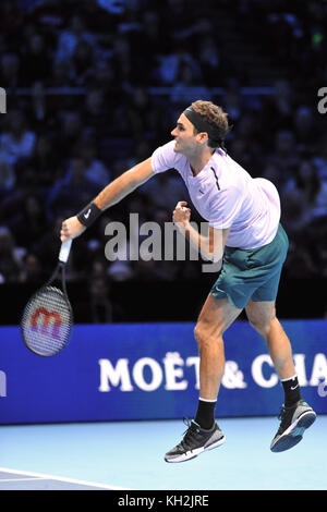 Londres, Royaume-Uni. 12 novembre, 2017. Roger Federer (SUI) qui se font concurrence sur les simples de la concurrence dans l'ATP Nitto finales à l'O2 Arena, London, UK. L'Association des professionnels de tennis (ATP) finales sont à l'arrêt et la fonctionnalité championnats top 16 joueurs ainsi que le double de la concurrence. L'événement est le deuxième plus haut niveau de tournoi de tennis pour hommes après les quatre tournois du Grand Chelem. Crédit : Michael Preston/Alamy Live News Banque D'Images