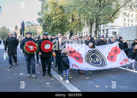 London UK. 12 novembre 2017. Les membres de l'Alliance bas Football Lads mars Whitehall pour déposer des couronnes de fleurs au cénotaphe et rendre hommage pour l'honneur des soldats des conflits passés. Le FLA a été fondée par les fans de football, préoccupés par les récents incidents terroristes en Angleterre. Credit : amer ghazzal/Alamy Live News Banque D'Images