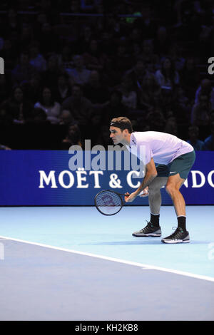 Londres, Royaume-Uni. 12 novembre, 2017. Roger Federer (SUI) qui se font concurrence sur les simples de la concurrence dans l'ATP Nitto finales à l'O2 Arena, London, UK. L'Association des professionnels de tennis (ATP) finales sont à l'arrêt et la fonctionnalité championnats top 16 joueurs ainsi que le double de la concurrence. L'événement est le deuxième plus haut niveau de tournoi de tennis pour hommes après les quatre tournois du Grand Chelem. Crédit : Michael Preston/Alamy Live News Banque D'Images