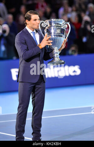 Londres, Royaume-Uni. 12 novembre, 2017. Rafael Nadal (ESP) s'embrasser l'ATP World Cup n°1 qui a été présenté à lui à l'ATP Nitto finales à l'O2 Arena, London, UK. Crédit : Michael Preston/Alamy Live News Banque D'Images