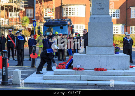 Brighton & Hove, Royaume-Uni, 12 novembre 2017. gerbe sur Dimanche du souvenir au monument commémoratif de guerre sur grand avenue, hove. une parade à un service qui s'est tenue à l'église All Saints. follwed un jeune cadet dépose une couronne. crédit : Clive Jones/Alamy live news Banque D'Images