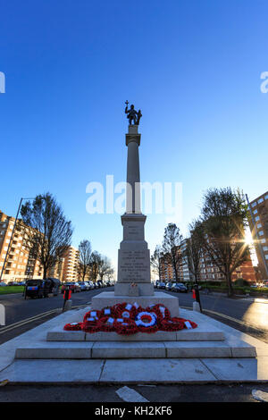 Brighton & Hove, Royaume-Uni, 12 novembre 2017. de gerbes au Monument commémoratif de guerre du Canada le grand avenue, Hove, sur rembrance dimanche. crédit : Clive Jones/Alamy live news Banque D'Images