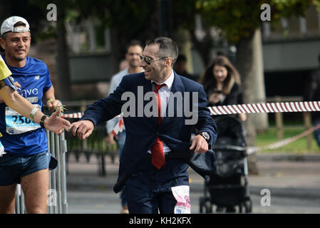 Athènes, Grèce. 12 novembre 2017. Coureur avec des vêtements formels participe au 35e Authentic Athens Marathon. Crédit : Giorgos Zachos/SOPA/ZUMA Wire/Alamy Live News Banque D'Images